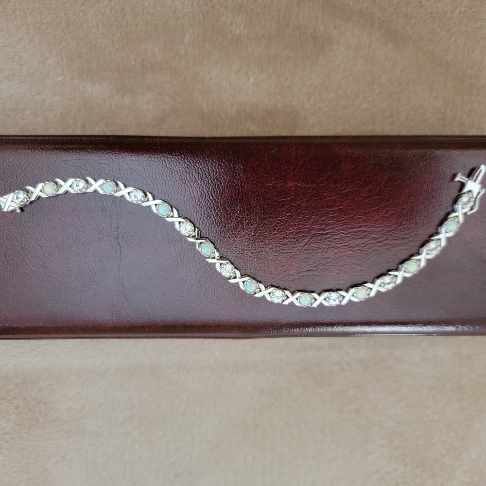 Elegant XOXO Bracelet - Picture 5 of 7